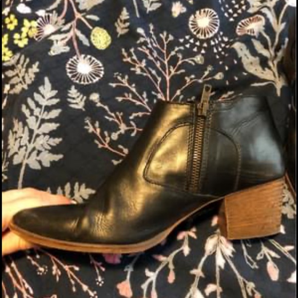 Madewell Pointed Toe Leather Booties - Picture 2 of 8